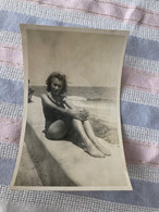 PHOTO ORIGINAL PIN-UP JEUNE FEMME EN MAILLOT DE BAIN A LA PLAGE 1945 EGYPTE SIDI-BISHR - Pin-ups