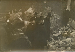 PARIS PASSAGE DES TOURELLES  POINCARE SUR LES LIEUX DES DEGATS D'UNE BOMBE DE ZEPPELIN  01/1916 PHOTO ORIGINALE 18X13 CM - War, Military