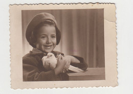 Cute Smiling Girl Pose With Pigeon Bird Vintage 1950s Orig Photo (22901) - Anonymous Persons