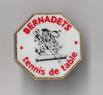 PIN'S THEME  SPORT  TENNIS DE TABLE  BERNARDETS  EN PYRENEES ATLANTIQUES - Tennis De Table