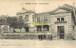 84 Pernes, Groupe Scolaire, Groupe De Garçons Devant L'entrée - Pernes Les Fontaines