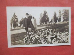 RPPC. Man In Cemetery   Ref 5640 - Funérailles