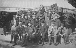 GROUPE DE PERSONNES DEVANT UN CAFE- CARTE-PHOTO A SITUER - Cafés