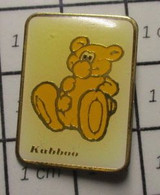 3217 Pin's Pins / Beau Et Rare / THEME : JEUX / OURS EN PELUCHE JAUNE KABBOO KODAK - Jeux