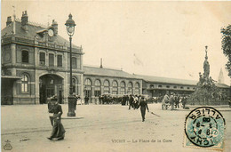 Vichy * La Place De La Gare * Ligne Chemin De Fer - Vichy