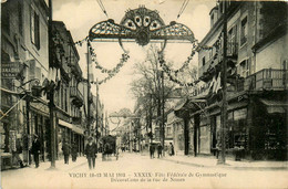 Vichy * XXXIX ème Fête Fédérale De Gymnastique * Décorations De La Rue De Nîmes * Débit De Tabac Tabacs - Vichy