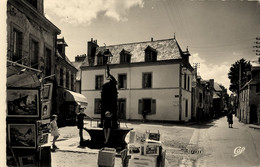 Concarneau * La Rue Principale De La Ville Close * La Place St Guenelet * Peintre Marchand De Tableau ? - Concarneau