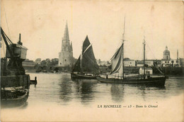 La Rochelle * Les Bateaux Dans Le Chenal - La Rochelle