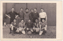 CARTE PHOTO / Soldats Français Prisonniers De Guerre / Tenue De Sport (Football) / 1941 / Stalag IX C / Kurt Rudel Phot. - War 1939-45