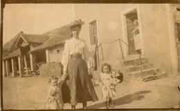 Jeux & Jouets * Photo Ancienne Albuminée 1900 * Enfant Et Jeu Jouet Poupée Doll * Village - Jeux Et Jouets