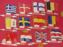 12 Plaquettes Drapeaux L'Alsacienne Drapeaurama Belgique Hollande Danemark Suede Vatican... Drapeau. Lot 11 - Plaques En Tôle (après 1960)