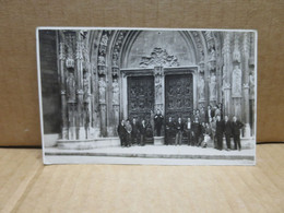 AIX EN PROVENCE (13) Carte Photo Groupe Devant Le Portail De La Cathédrale - Aix En Provence