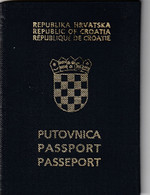 C107  --   PASSPORT  --   CROATIA  --   I. MODEL  --  1992  --  GENTLEMAN PHOTO - Historical Documents