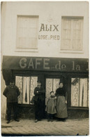 Carte Photo à Identifier - Devanture Du Café De La.....Alix Loge à Pied - To Identify