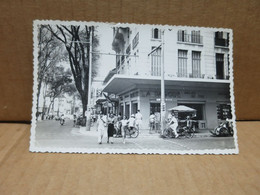 SAIGON (Viet Nam - Ex Indochine) Carte Photo Coin Rue Catinat Animation - Vietnam