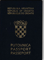 C126 --   PASSPORT  --   CROATIA  --   II. MODEL  --  2004  --   NICE LADY PHOTO - Historical Documents