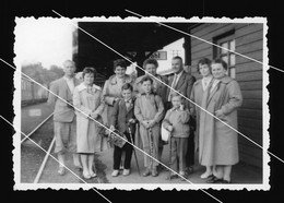 Orig. Foto 50er Jahre, Familie Posiert Für Kamera Hbf Bahnhof Cranzahl / Sehmatal Am Bahnsteig - Sehmatal