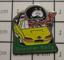 3317 Pin's Pins / Beau Et Rare / THEME : ALIMENTATION / CONFISERIE CHOCOLAT SMARTIES SNEAKER BALLS VOITURE JAUNE - Alimentation