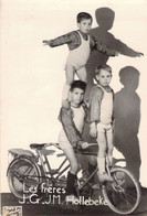 Photo Des Freres Hollebeke - 3 Frères Sur Un Tandem - équilibrisme - Enfants Spectacle Cirque - 9x13cm - Cyclisme