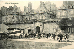 St Malo * La Porte De Dinan * Rentrée Du Canot De Sauvetage * Sauveteurs En Mer - Saint Malo