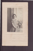 Photo Sur Carton ( 10.5 X 6 Cm ) " Fillette Vêtue D'une Robe Rayée, Table Avec Bouquet De Fleurs " Photographe Bédart - Anciennes (Av. 1900)