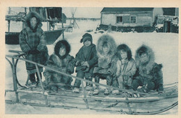 CARTE POSTALE ORIGINALE ANCIENNE : ALASKA  LE CERCLE ARCTIQUE LA JEUNE GENERATION ESQUIMAUX EN FOURRURES - Altri & Non Classificati