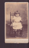 Photo Sur Carton ( 10.5 X 6 Cm ) " Fillette En Robe Blanche, Assise Sur Une Chaise, Photographe Montluçon - Anciennes (Av. 1900)