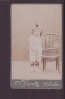 Photo Sur Carton ( 10.5 X 6 Cm ) " Fillette En Robe Blanche, Debout à Côté D'une Chaise " Photographe Grianta, Montluçon - Anciennes (Av. 1900)