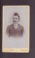 Photo Sur Carton ( 10.5 X 6 Cm ) " Homme Moustachu, Cravate Rayée " Photographe Parry, Aurillac - Anciennes (Av. 1900)