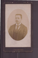 Photo Sur Carton ( 10.5 X 6 Cm ) " Homme Portant Une Large Cravate " Photographe Beluche, Montbrison - Anciennes (Av. 1900)