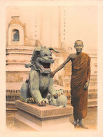 CHINE  -  Cliché Couleur Des Années 1930  -  Bouddhiste Chinois Devant Un Temple   -  Dragon   -  Voir Description - China