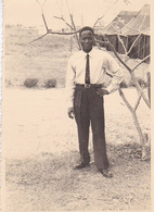 Photo Circa 1950 A E F Cameroun Pouma Notre Guide Birama Dans Son Village   Réf 15803 - Aviation
