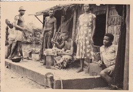 Photo Circa 1950 A E F Cameroun M'banga Groupe D'autochtones Devant Leur Case  Réf 15811 - Aviation