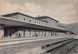 011564 "ISERNIA - STAZIONE FERROVIARIA"  ANIMATA, CARTOLINA  ORIG. NON SPED. - Isernia