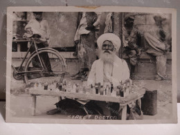 India Photo English Occupation Street Doctor On The Street.  85x57 Mm. - Métiers
