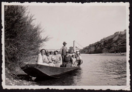 Jolie Photo Groupe En Barque à Saint Martin D'Ardèche, En Fond Un Pont, En Août 1935! 8,6 X 5,8 Cm - Lieux