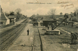 St Pierre La Cour * Vue Sur La Gare Du Village * Wagons * Ligne Chemin De Fer - Sonstige & Ohne Zuordnung