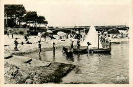 St Aygulf * Vue Sur La Plage * Bateau * Baigneurs - Saint-Aygulf