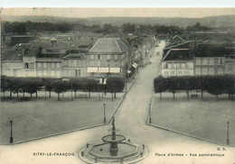 Vitry Le François * La Place D'armes * Vue Panoramique * Café Du Midi * Pharmacie Calloud - Vitry-le-François