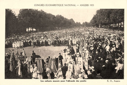 Angers * Congrès Eucharistique National En 1933 * Les Enfants Massés Pour L'offrande Des Genêts * Fête Religieuse - Angers