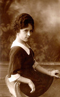 Carte Photo Originale Tante Hutti Femme Fatale Sur Canapé In Amerika Vers 1910/20. Voir Légende Dos. - Personas Identificadas