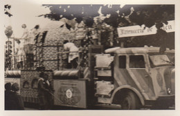 Delcampe - Gien : Photo Originale Format CPA : Fête , Cavalcade : Faiencerie De Gien Vieux Camion   ///  Ref. Mai 22 /// N°  20.479 - Gien
