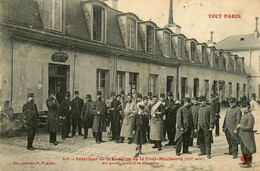 Tout Paris 7ème * N°310 * Intérieur De La Caserne De La Tour Maubourg , En Arrêt Devant La Cantine - Distrito: 07