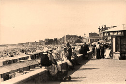 Pornichet * Photo Circa 1900 * Kiosque Du Journal LE MATIN Et Remblai * élégants & élégantes - Pornichet