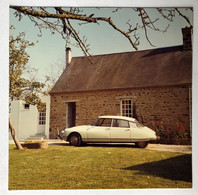 Photographie Vintage Automobile CITROEN DS Devant Longère En Pierre Probablement ORNE - Auto's