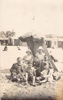 CPA Photo - à La Plage - Photo De Famille Dans Le Sable - Photographie