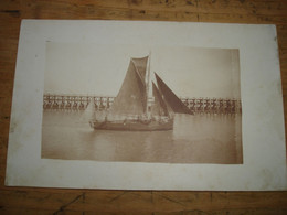 UNIEK !! CPA PHOTO - OOSTENDE OSTENDE - RENTREE D'UN BATEAU DE PECHE AU PORT ( VERS 1900 1910 ) - Oostende