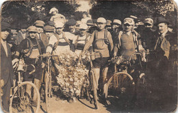 CYCLISTES- ARRIVEE D'UNE COURSES -CARTE PHOTO A SITUER - Radsport