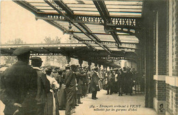 Vichy * Les étrangers Arrivant à La Gare * Sollicités Par Les Garçons D'hôtel - Vichy