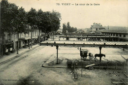 Vichy * La Cour De La Gare * Attelage * Ligne Chemin De Fer - Vichy